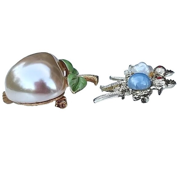 VTG Simulated Pearl Parrot Birds W/Red Eyes & Signed JJ Apple Brooch Set Of 2 - Picture 8 of 10